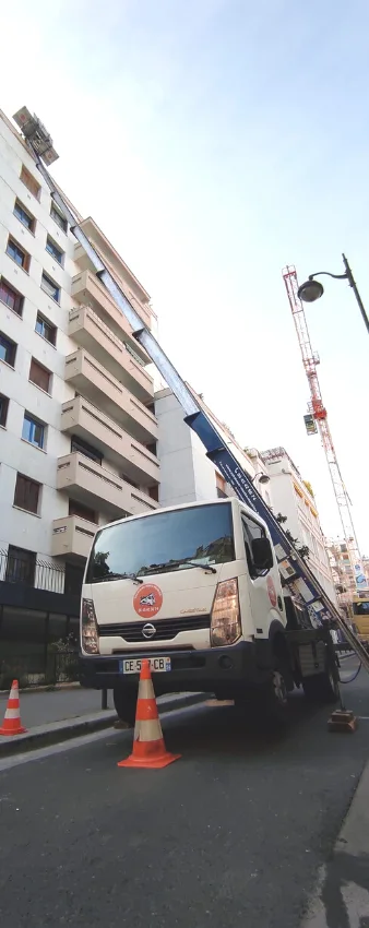 Camion nacelle monte meubles louer pour un demenagement en Ile de France
