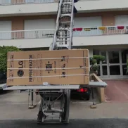 refrigirateur LG en cours de demenagement sur un camion nacelle monte meubles de location