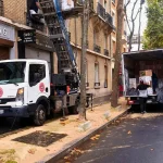 camion monte meubles avec camion demenagement dans une rue en essonne